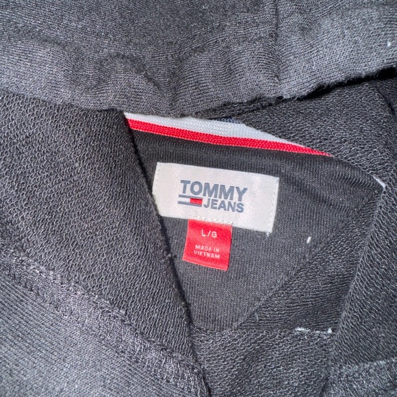 Tommy Hoodie ✨4/30$✨ - Picture 2 of 2